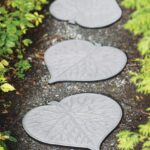 Leaf Garden Stepping Stone | Decorative Walkway Stepping Stones for Outdoor Garden Flowerbed & Lawn Yard Pathway | Weatherproof & Anti-Slip Rubber Pavers - 16" L x 16" W x 3/4" H