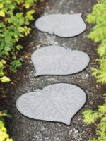 Leaf Garden Stepping Stone | Decorative Walkway Stepping Stones for Outdoor Garden Flowerbed & Lawn Yard Pathway | Weatherproof & Anti-Slip Rubber Pavers - 16" L x 16" W x 3/4" H