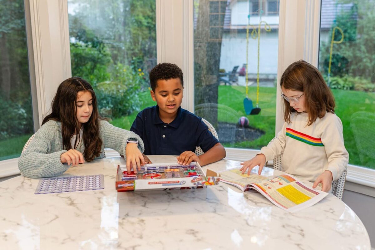 Snap Circuits Jr. SC-100 Electronics Exploration Kit, Over 100 Projects, Full Color Project Manual, 28 Parts, STEM Educational Toy for Kids 8 + - Image 6