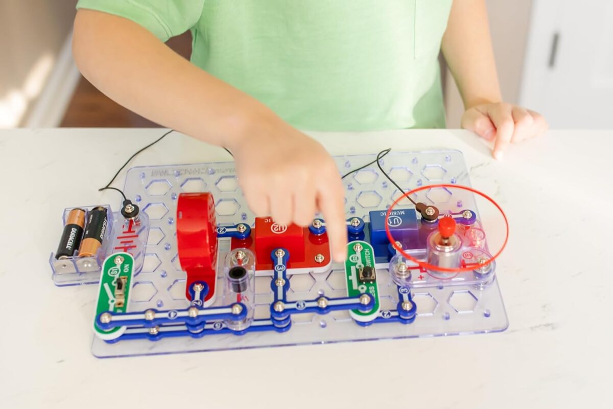 Snap Circuits Jr. SC-100 Electronics Exploration Kit, Over 100 Projects, Full Color Project Manual, 28 Parts, STEM Educational Toy for Kids 8 + - Image 7