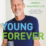 Young Forever: The Secrets to Living Your Longest, Healthiest Life (The Dr. Mark Hyman Library, 11)